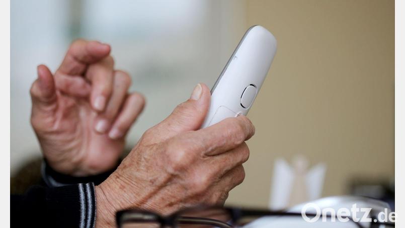 Die Betrüger behaupteten, eine Angehörige des 84-Jährigen hätte einen schweren Unfall verursacht. (Symbolbild) Bild: Roland Weihrauch/dpa