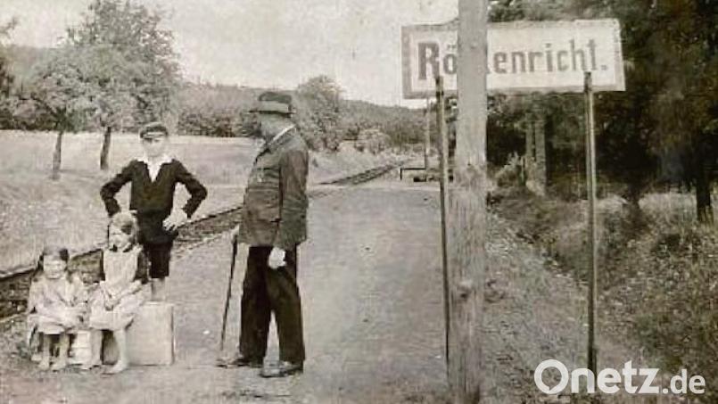 Kein Bahnhof, lediglich ein Haltepunkt befand sich ab 1911 in der heute zu Neukirchen gehörenden Ortschaft Röckenricht. Es gab neben einem etwas angehobenen, geschotterten Bahnsteig von etwa 100 Metern Länge und bei Kilometer 4,520 nur eine Tafel mit der Aufschrift „Röckenricht“, eine Unterstellmöglichkeit oder gar eine Bank fehlten. Archivbild: Archiv Walter Schraml
