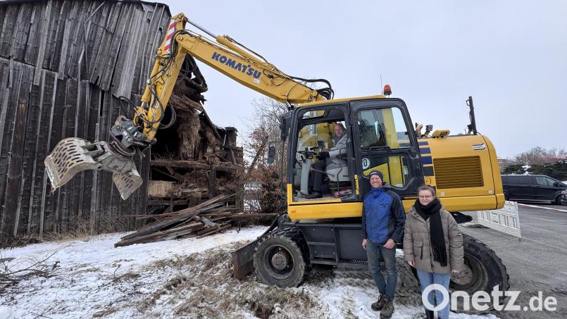 Im Zuge der Stadtentwicklung werden die Stadel im Zehentstadelweg abgerissen. Im Bagger Oberbürgermeister Oliver Weigel, Thorsten Rupprecht vom Rupprecht Bauunternehmen Holzbau und Daniela Pöhlmann von der Stadtentwicklungs- und Wohnungsbau GmbH Marktredwitz Bild: Stadt Marktredwitz, Pauline Manzke