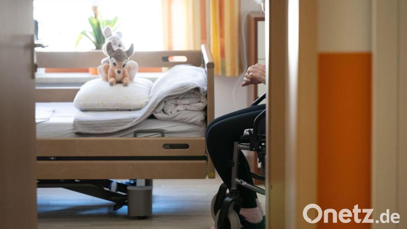 Wer in einem Pflegeheim in Bayern lebt, muss im laufenden Jahr deutlich mehr Geld zahlen als in früheren Jahren. (Illustration) Bild: Sebastian Kahnert/dpa/dpa-tmn