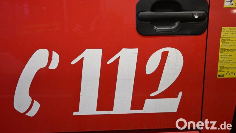 Die Feuerwehr deckte Teile des Dachs ab, um den Brand löschen zu können. (Symbolbild) Bild: Felix Hörhager/dpa