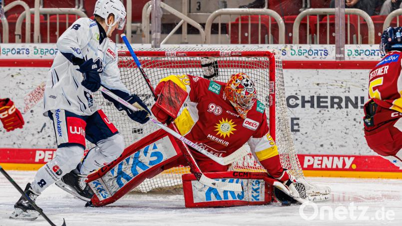 Szene aus dem Spiel in der DEL2 zwischen der Düsseldorfer EG und den Blue Devils Weiden (weiße Trikots) am Dienstag, 20. Januar 2026. Die DEG gewann mit 2:1. Auch darum geht es in der neuen Folge "Powerplay". Archivbild: Werner Moller