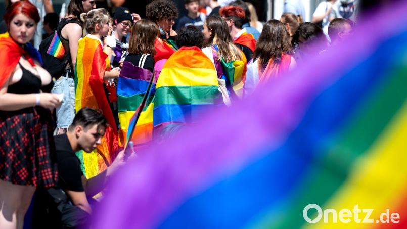 Queeres Leben gehört schon lange fest zu Bayern - die Staatsregierung braucht bei der Umsetzung des Aktionsplans aber viel Zeit. In diesem Jahr soll es nun soweit sein. Wann genau, ist aber offen. (Illustration) Bild: Sven Hoppe/dpa