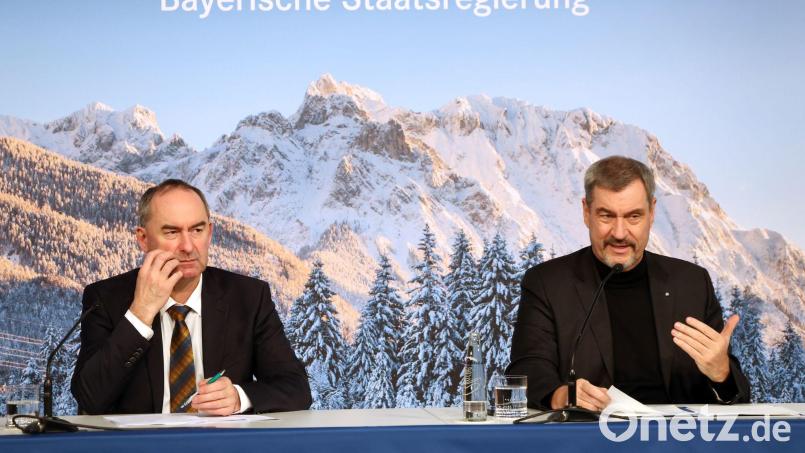 Die CSU von Ministerpräsident Markus Söder (rechts) und die Freien Wähler von Hubert Aiwanger setzen nicht nur im Wahlkampf auf die Abgrenzung Bayerns von Berlin und Brüssel. Damit wollen sie laut einer neuen Studie Wähler an sich binden. (Archivbild) Bild: Karl-Josef Hildenbrand/dpa