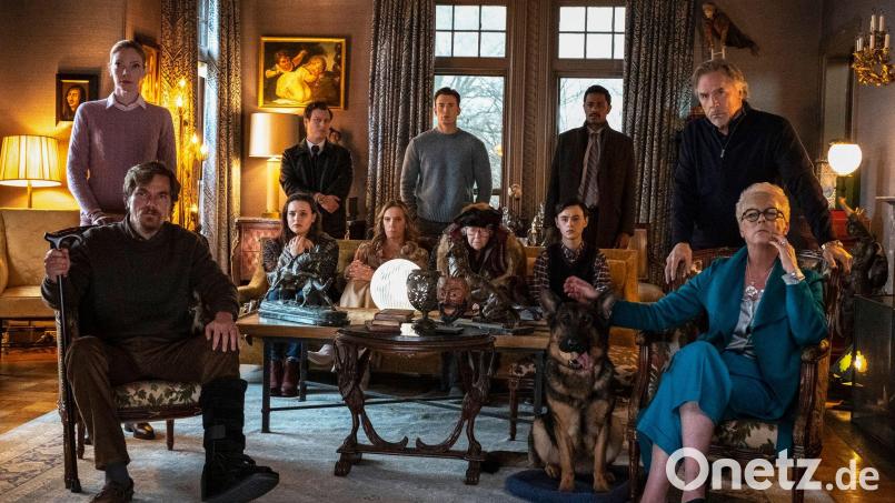 Ein riesiges Herrenhaus, ein Krimiautor mit aufgeschlitzter Kehle und seine schrägen Familienangehörigen, die alle guten Grund hatten, den eigenwilligen Patriarchen Harlan Thrombey ins Jenseits zu befördern. Bild: MRC II Distribution Company L.P./rbb Presse &amp; Information/dpa
