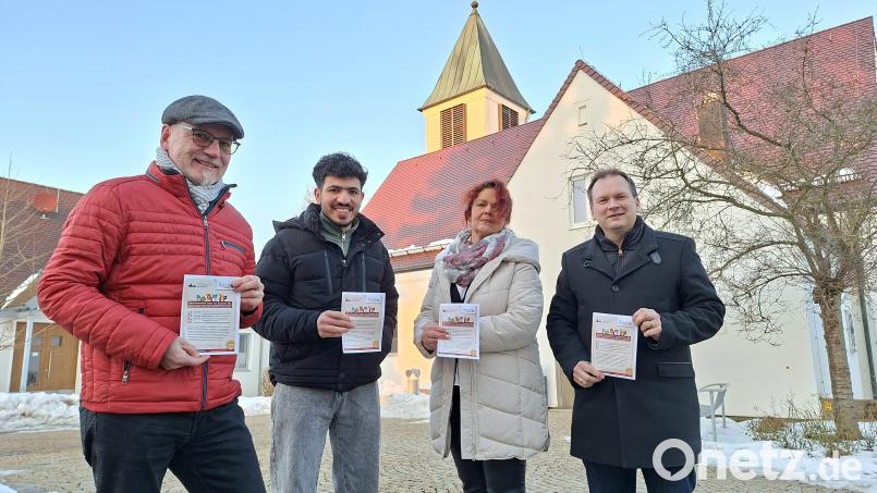 Hier bei der evangelischen Christuskirche in Speichersdorf wollen sie mit der Veranstaltung am Sonntag ein Zeichen setzen (von links): Diakon Jochen Reger vom Unterstützerkreis, Hossam Al Aziz, Simone Dechamps, Betreuerin der Containerunterkunft, und Bürgermeister Christian Porsch. Bild: Johannes Pittroff
