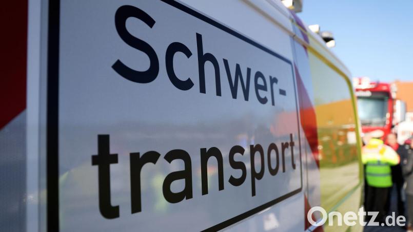 Die Helfer des Schwertransports kamen mit ihren Werkzeugen bei den eisigen Temperaturen an ihre Grenzen. (Symbolbild) Bild: Daniel Karmann/dpa