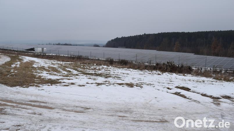 Abseits jeder Wohnbebauung und von außen nur wenig einsehbar, will die Firma Voltgrün den "Photovoltaik-Park Damelsdorf" um einen Batteriespeicher erweitern. Die Inbetriebnahme ist Mitte 2027 vorgesehen. Bild: bnr