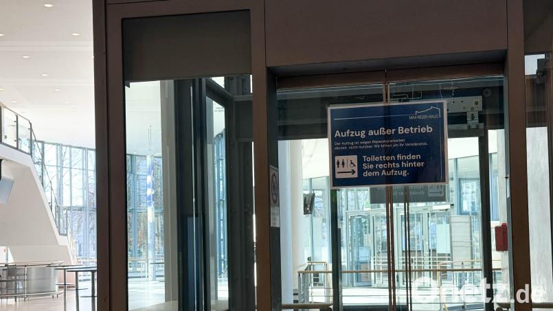 Der Aufzug in der Max-Reger-Halle in Weiden ist seit Oktober defekt. Bild: Gabi Schönberger