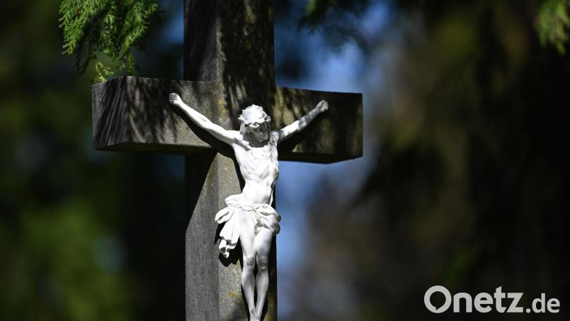 Der Pfarrer im Ruhestand und bischöfliche Geistliche Rat Johann Neuber, der aus der Pfarrei Moosbach stammt, ist am 15. Januar im Alter von 88 Jahren verstorben. Symbolbild: Barbara Gindl/dpa