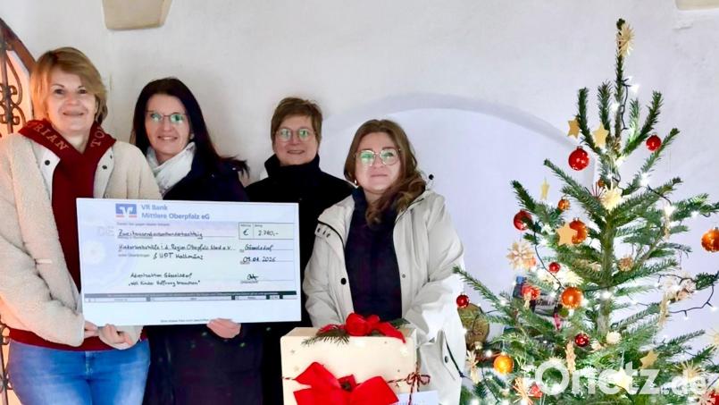 2.780 Euro sammelten die Organisatorinnen (von links) Doris Bauer, Kathrina Ott, Monika Pösl und Denise Landgraf-Schmal bei ihrer Aktion "Kinder spenden für Kinder". Bild: Anton Pösl