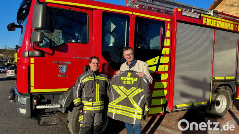 Bürgermeister Hans Prechtl (rechts) und der Gemeinderat billigten den Feuerwehrbedarf, den Kommandant Michael Altrichter (links) für die Feuerwehr Stulln für 2026 anmeldete. Bild: Tobias Reitmeier
