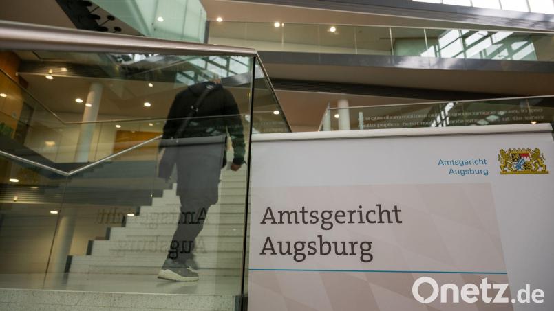 Am Amtsgericht in Augsburg ist eine Mutter angeklagt - es geht um den Missbrauch ihrer achtjährigen Tochter. (Symbolfoto) Bild: Stefan Puchner/dpa