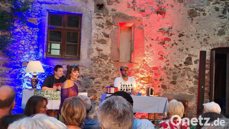 „Musik-Pleyer mit Wein-Lese“ ist eine musikalische Lesung des Ovigo-Theaters, die am Samstag, 21. Februar, und Samstag, 16. Mai, jeweils um 20 Uhr in die Regionalbibliothek Weiden kommt. Bild: Cora Wein/Ovigo-Theater/exb