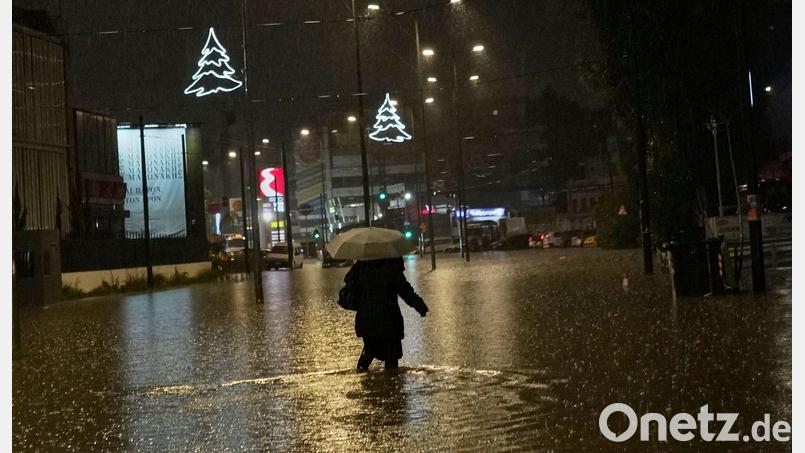 Der Sturm richtete in verschiedenen Ländern des Mittelmeers - wie hier in Griechenland - erhebliche Schäden an. Bild: Petros Giannakouris/AP/dpa