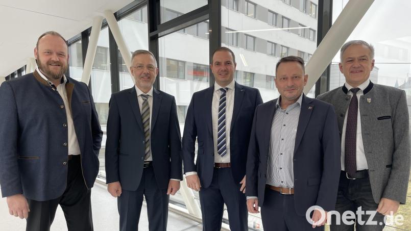 Vorstand Michael Hoffmann und Nachfolger Ralph Junghans (Zweiter und Dritter von links) organisieren einen geordneten Übergang. Dabei unterstützten die Gesellschafter Landrat Andreas Meier (links), Landrat Roland Grillmeier und Oberbürgermeister Jens Meyer (von rechts). Bild: Friedrich Peterhans