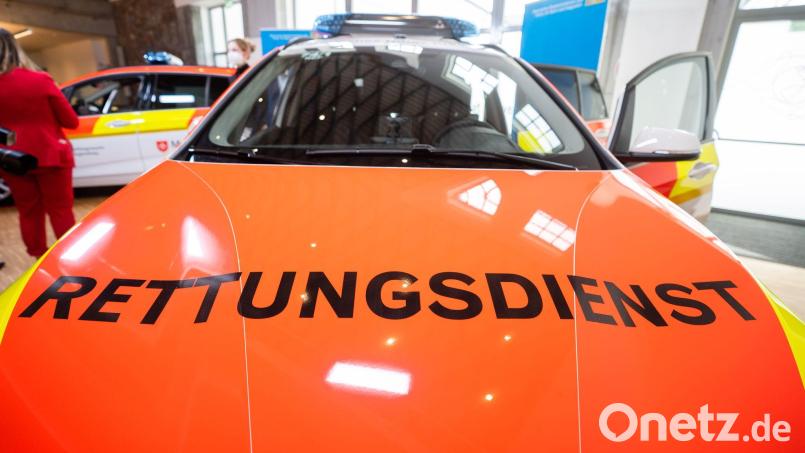 Wenn nicht gleich ein Rettungswagen nötig ist, kommt in Bayern jetzt immer öfter ein Rettungseinsatzfahrzeug. (Archivbild) Bild: Nicolas Armer/dpa