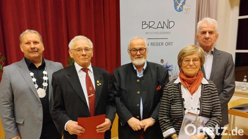 Beim Neujahrsempfang in Brand zeichnete Bürgermeister Bernhard Schindler (von links) Hans Scherm, Klaus Hars, Waltraud Sticht und Alfons Brucker für ihr herausragendes ehrenamtliches Engagement aus. Bild: Christian Drehobel