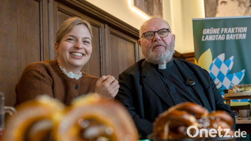 Zum Auftakt der Winterklausur der Landtagsgrünen freute sich Fraktionschefin Katharina Schulze über den Besuch von Kardinal Marx. Bild: Peter Kneffel/dpa