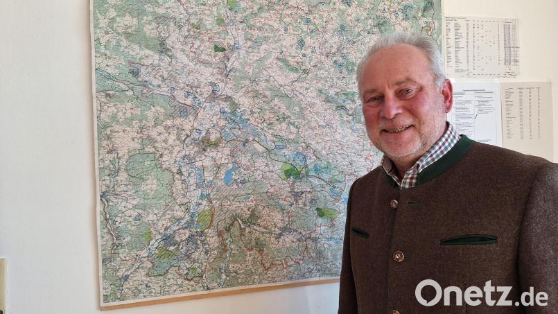 Die Waldfunktionskarte hat Forstdirektor Alwin Kleber in seinem Büro in Neunburg vorm Wald immer im Blick. Nicht mehr lange: In wenigen Wochen überlässt er das Arbeitsfeld "Wald" einem Nachfolger. Bild: bl