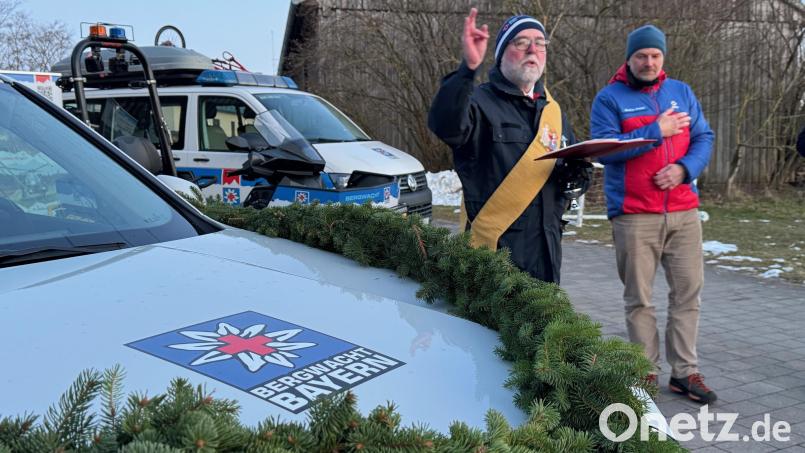 Bereitschaftsleiter Markus Arnold (rechts) und Diakon Peter Bublitz (links) stellten das neue Einsatzleitfahrzeug der Bergwacht Amberg in Dienst. Bild: Heike Unger