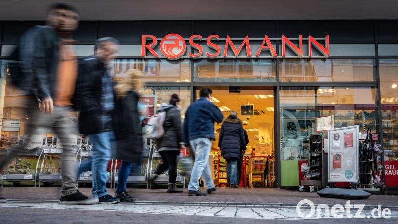 Rossmann gehört nach eigenen Angaben zu den größten Drogeriemarktketten in Europa – und sagt nun den klassischen Apotheken den Kampf an. (Archivbild) Bild: Frank Rumpenhorst/dpa