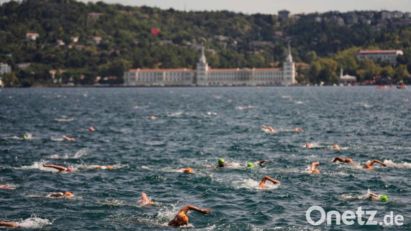 Der Wettbewerb durch die Meerenge gilt als herausfordernd. /Archivbild) Bild: Khalil Hamra/AP/dpa