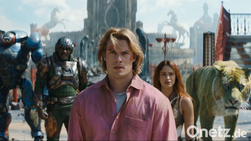 Der Brite Nicholas Galitzine (M) spielt Prinz Adam, der mit Hilfe seines Zauberschwerts zum mächtigen Superhelden He-Man wird. Bild: Sony Pictures/dpa