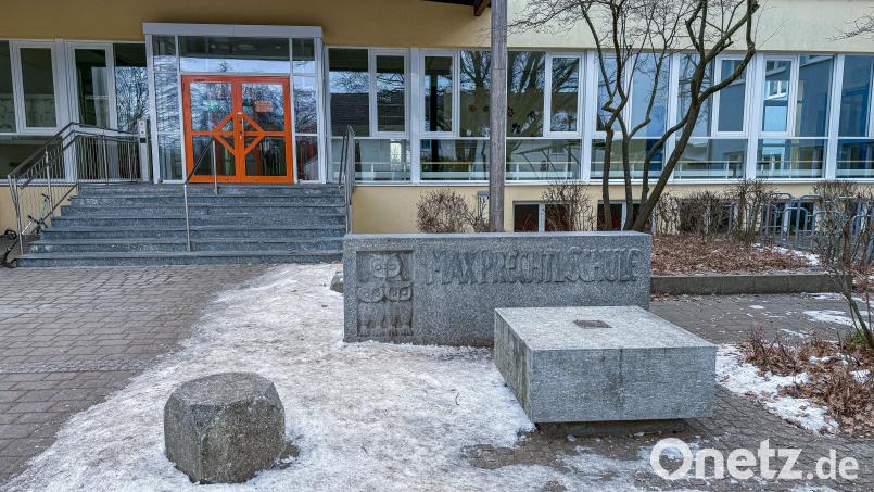 Die Max Prechtl Grund- und Mittelschule in Hahnbach: Hier – in einer Kabine der Mädchentoiletten – wurden die Amok-Drohungen gefunden. Bild: Stephan Huber