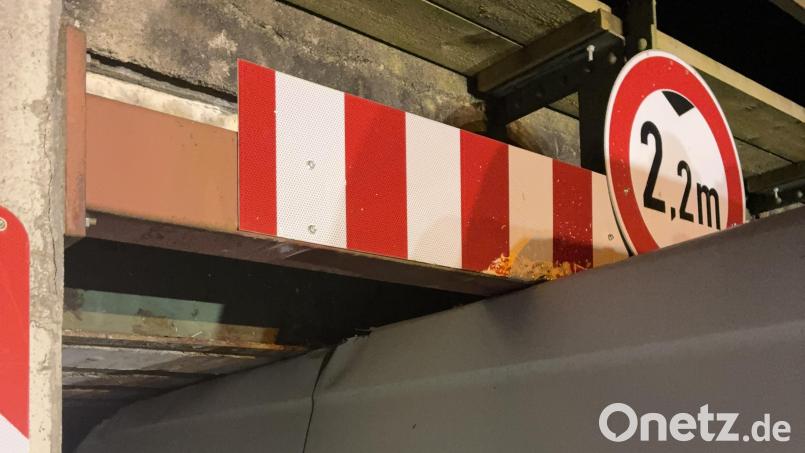 Am Mittwochabend ist ein Kleintransporter in einer Bahnunterführung in Schwandorf stecken geblieben. Bild: Polizei Schwandorf