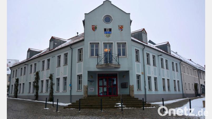 Im Mitterteicher Rathaus gibt seit 2020 CSU-Bürgermeister Stefan Grillmeier den Ton an. Bei der Kommunalwahl 2026 trifft er nur auf einen Herausforderer: Wolfgang Karbstein von der Wählergemeinschaft Zukunft Stadt Mitterteich. Bild: jr