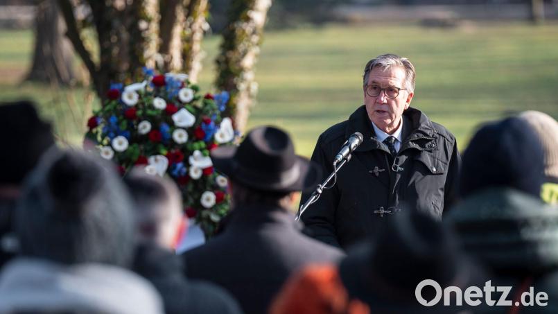 Aschaffenburgs Oberbürgermeister Jürgen Herzing (SPD) lobte den Zusammenhalt in der Stadt nach der Tat. Bild: Daniel Vogl/dpa