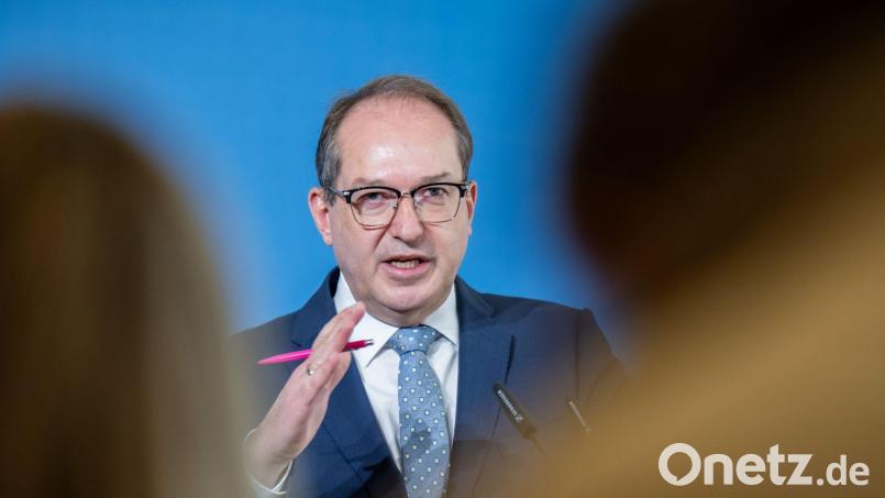 Bundesinnenminister Alexander Dobrindt (CSU) will abgelehnte Asylbewerber in sogenannte Return Hubs abschieben können. (Archivbild) Bild: Michael Kappeler/dpa