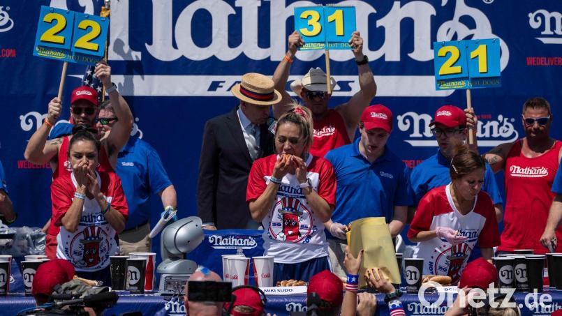 Nathan's ist international für das Hotdog-Wettessen auf Coney Island bekannt. (Archivbild) Bild: Yuki Iwamura/AP/dpa
