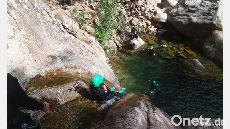 Nach einem Sprung beim Canyoning ist eine Frau querschnittgelähmt. (Symbolbild) Bild: Florian Sanktjohanser/dpa-tmn