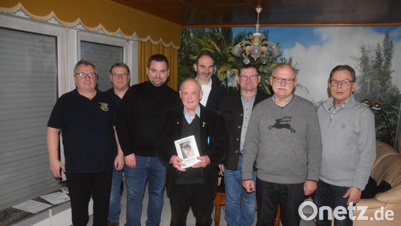An seinem 85. Geburtstag gibt Siegbert Köhler (vorne, Mitte) den Gratulanten mit Bürgermeister Sebastian Hartl (dritter von links) Einblick in sein bewegtes Leben. Bild: fz