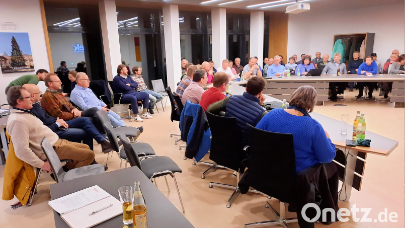 Selten, dass der Sitzungssaal bei einer Gemeinderatssitzung so besetzt ist: Der Tagesordnungspunkt über Windkraftanlagen in Freudenberg rief großes Interesse hervor. Bild: sche