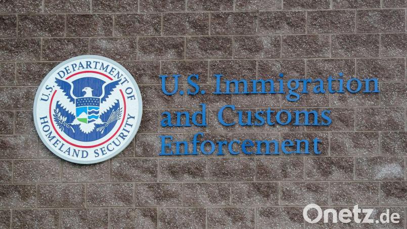 Die Einsätze der Einwanderungsbehörde ICE gegen Migranten sind in den USA schon länger umstritten. (Symbolbild) Bild: Paul Weaver/SOPA Images via ZUMA Press Wire/dpa