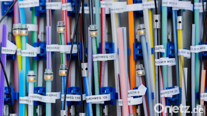 Die Telekom möchte, dass mehr Kunden den vorhandenen Glasfaseranschluss auch tatsächlich buchen. (Symbolbild) Bild: Rolf Vennenbernd/dpa