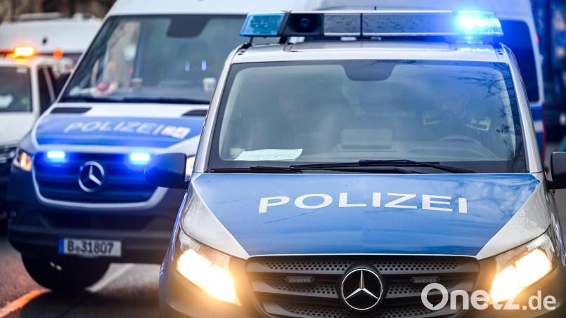 Die Polizei brachte die 20 Aktivisten nach draußen. (Symbolbild) Bild: Jens Kalaene/dpa