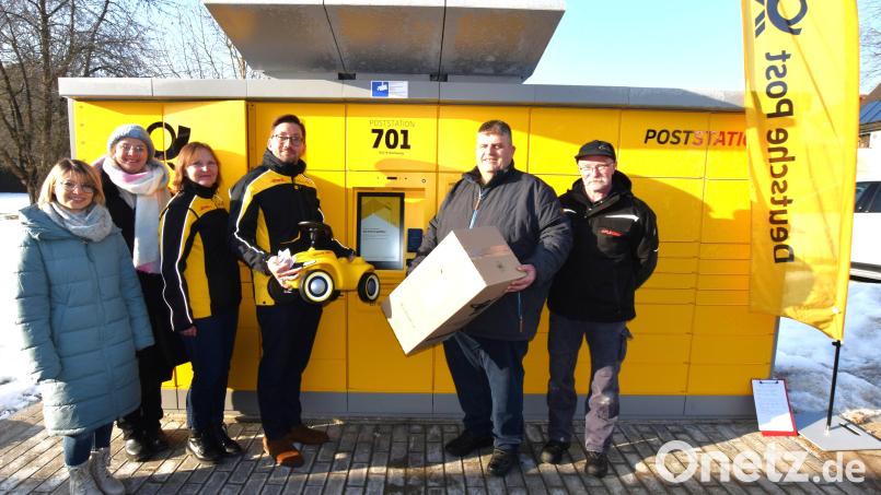 Bürgermeister Dieter Dehling (Zweiter von rechts) mit Vertretern der beteiligten Stellen beim Aufgeben eines Pakets an der neuen Poststation neben dem Rathaus in Illschwang. Bild: no