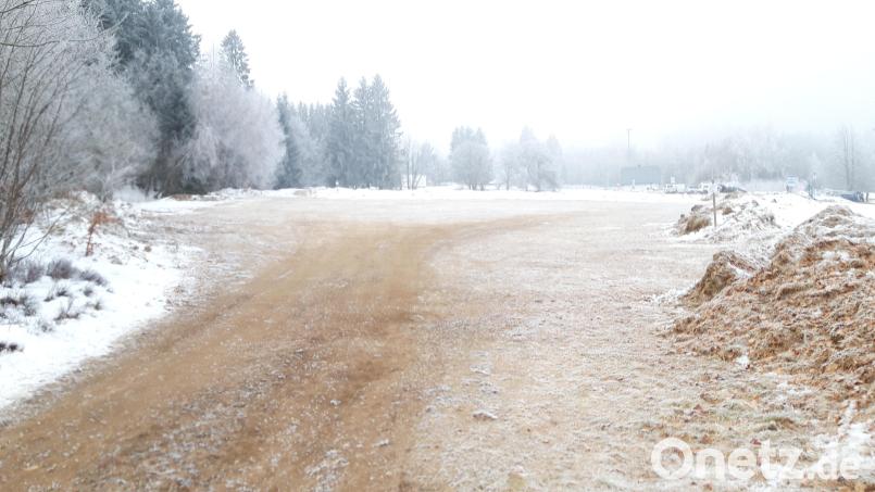 Der neugeschaffene Behelfsparkplatz mit ca. 80 Stellplätzen am Biathlonzentrum (Bleaml-Alm) entspannt die Verkehrssituation an Wochenenden in Neubau erheblich. Die Zufahrtsstraße zur Ortsmitte ist nicht mehr zugeparkt, was sich positiv für die Anwohner als auch für den Durchgangsverkehr auswirkt. Bild: wkr