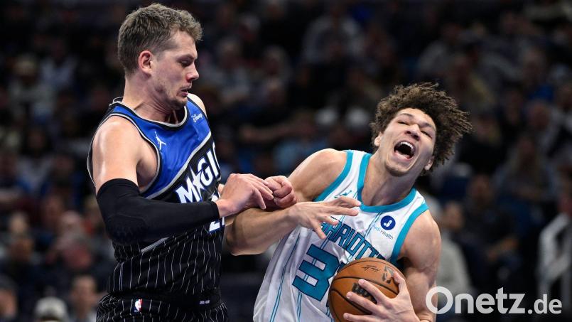 Moritz Wagner (links) und die Orlando Magic verloren gegen die Hornets. Bild: Phelan M. Ebenhack/AP/dpa
