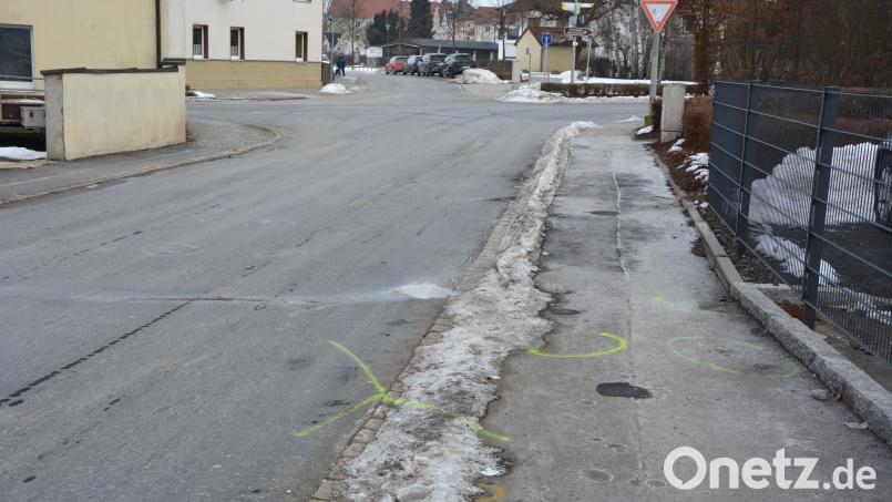 Im Bereich des Fundorts des später Verstorbenen in der Martin-Zehendner-Straße in Mitterteich hat die Polizei gelbe Markierungen gesetzt. Hinten im Bild die Einmündung in die Tirschenreuther Straße. Bild: jr