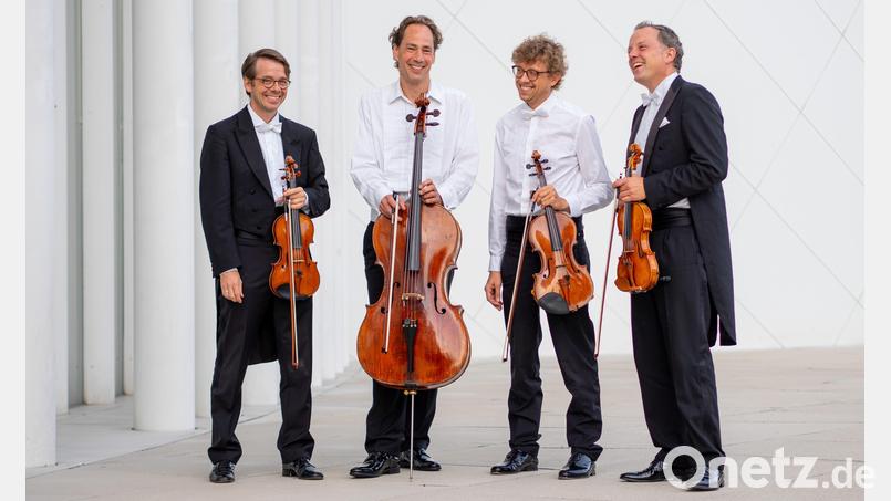 Das Varian-Fry-Quartett mit den vier Berliner Philharmonikern Christoph von der Nahmer, Knut Weber, Martin von der Nahmer und Philipp Bohnen (von links) bringt kammermusikalische Preziosen auf die Bühne des Stadttheaters Amberg. Bild: Markus Weidmann/exb