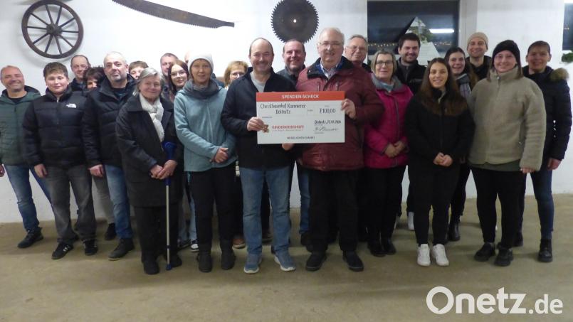 Seniorchef Bernhard Kammerer (links mit Scheck) übergibt im Beisein seiner Familie und allen Helfern den Scheck an Herbert Putzer, den Vorsitzenden der Kinderkrebshilfe. Bild: Sieglinde Schärtl