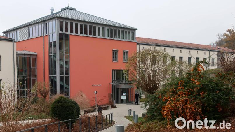 Andreas Feller regiert derzeit im Schwandorfer Rathaus. Sechs Bewerber fordern ihn heraus. Archivbild: Hirsch