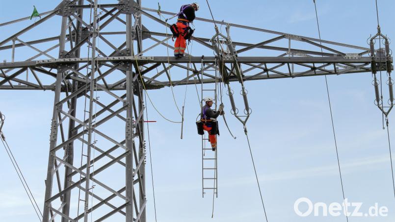 Monteure erneuern eine Hochspannungsleitung der Bayernwerk Netz. Zwischen Weiden und Schirmitz stehen zunächst Vermessungen zur Vorbereitung eines Ersatzneubaus an. Bild: Matthias von Schütz, Bayernwerk