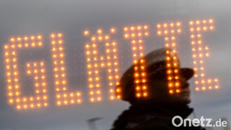 Extremes Glatteis: In mehreren Landkreisen im Westen Niedersachsens fällt die Schule aus, es kommt zu zahlreichen Unfällen. (Symbolbild) Bild: Marijan Murat/dpa