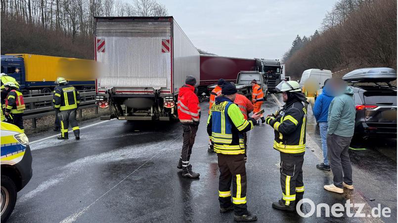 Glätte hat auf der A44 eine Unfallserie ausgelöst. Bild: Christian Müller/dpa